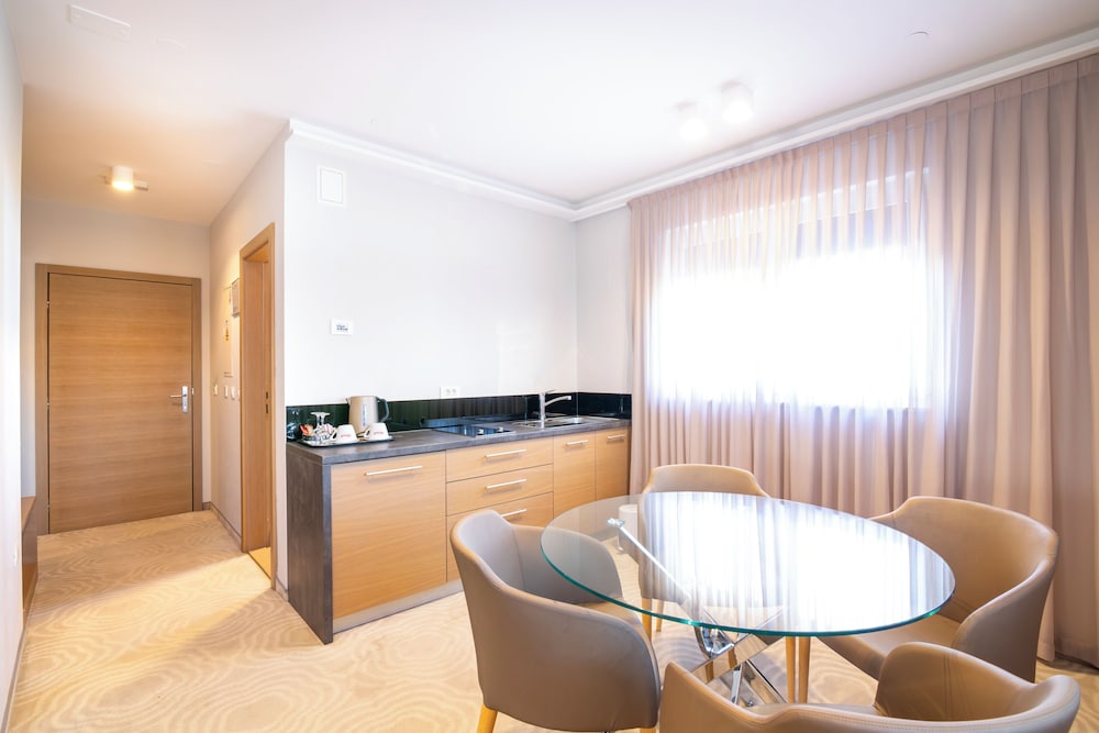 Royal Airport Hotel 37/69