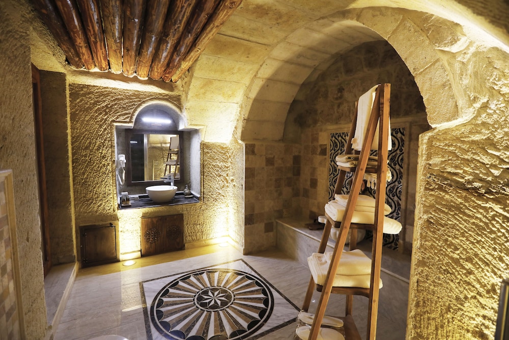 Ada Cave Suites 28/50