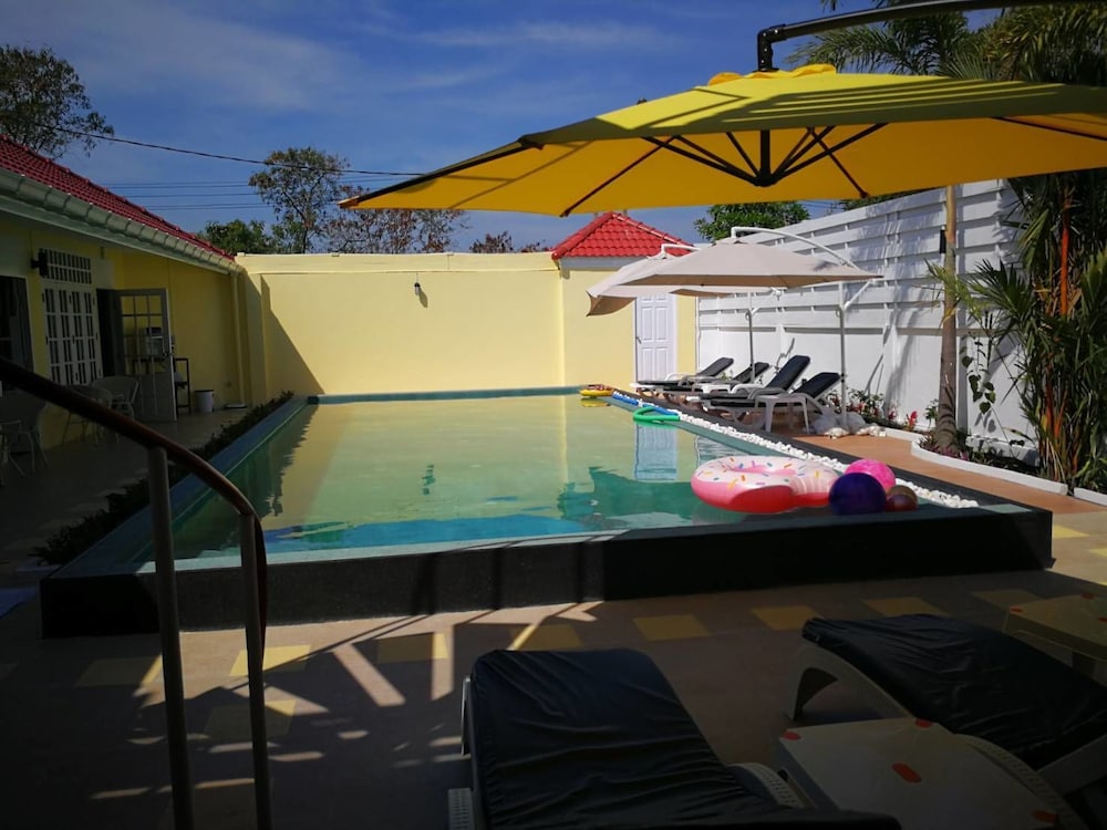 Barefeet Naturist Resort 8/48
