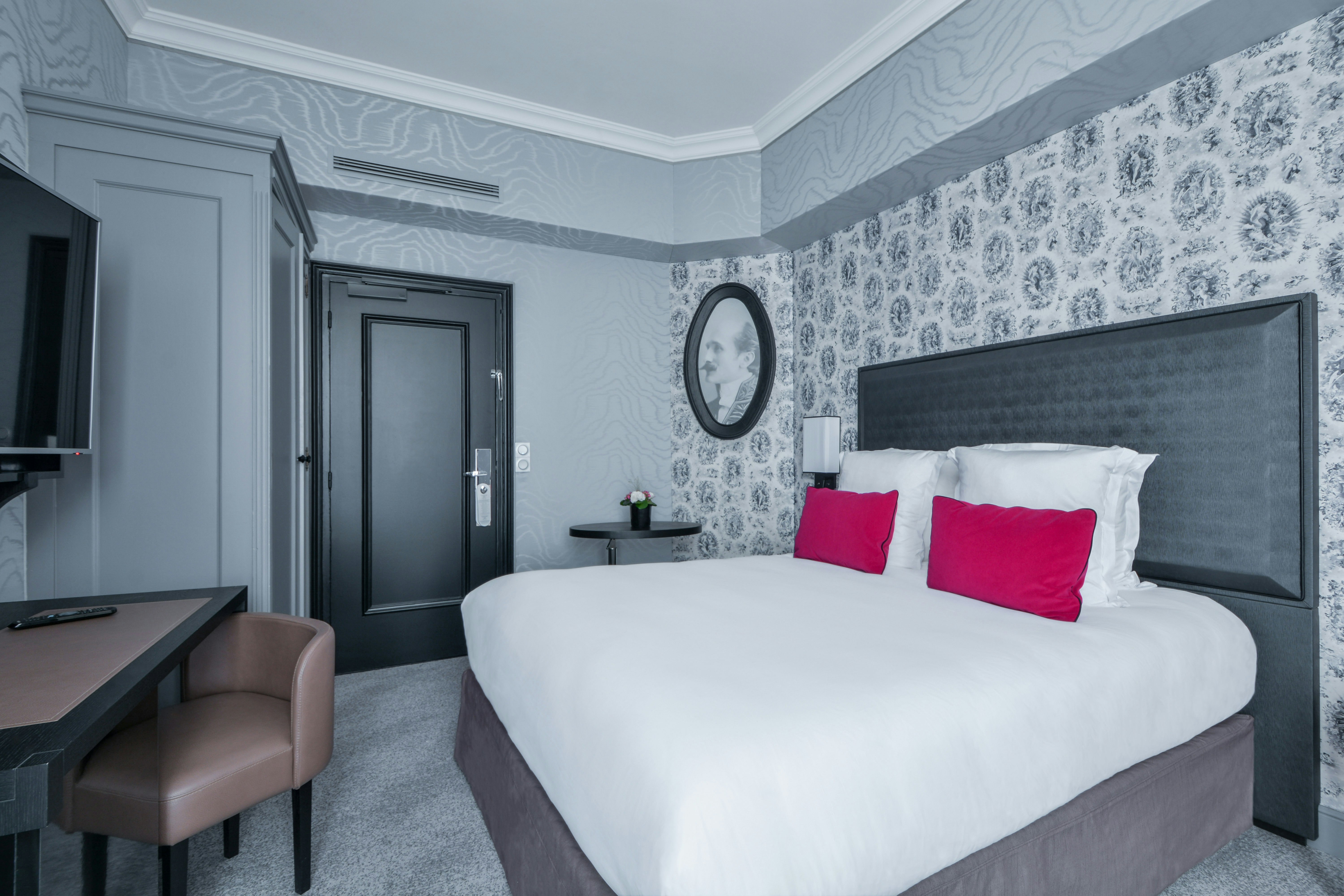 PREMIUM, QUEEN BED