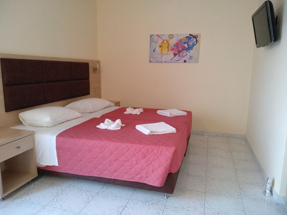 Leonidas Hotel & Studios 19/65