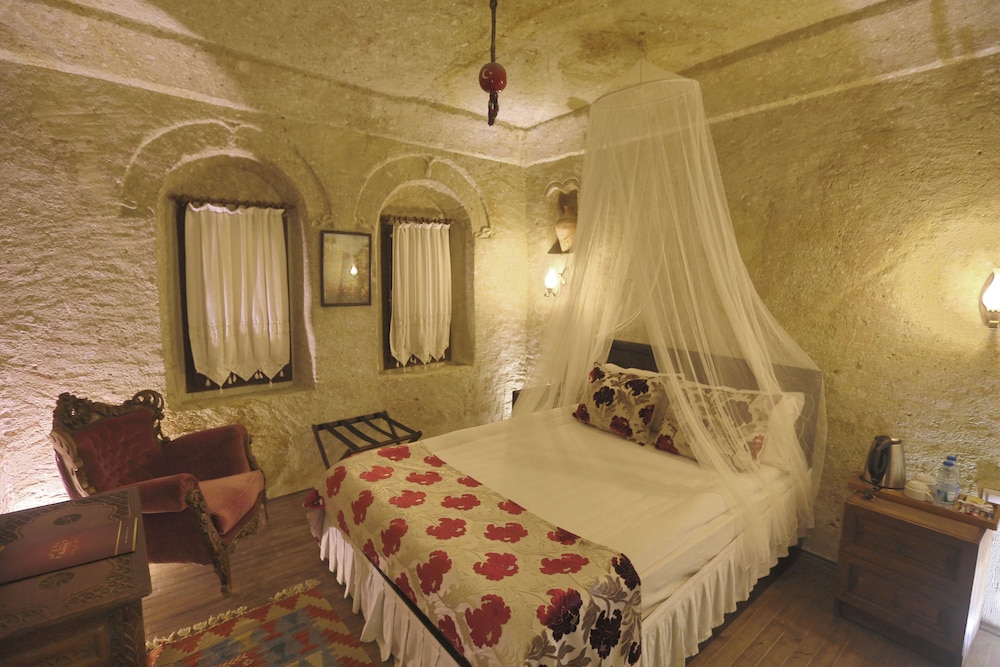Cave, Economy, Queen Bed