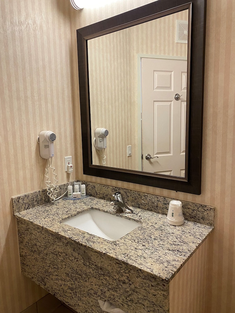 غرفة بسريرين كوين، Comfort Inn & Suites Rochester South Mayo Clinic 3/3
