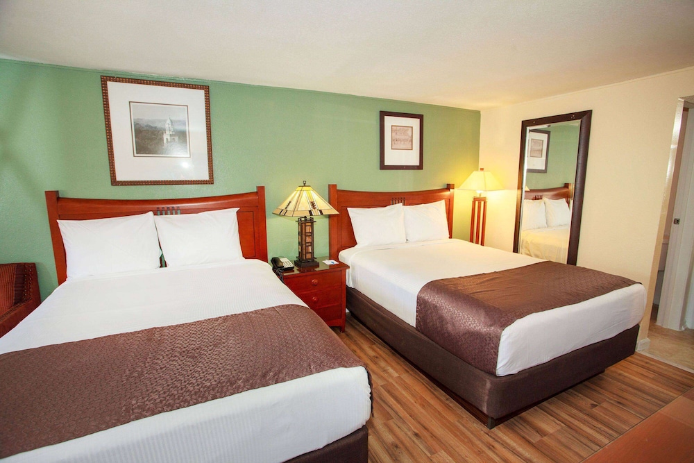 Room, 2 Queen Beds, Smoking