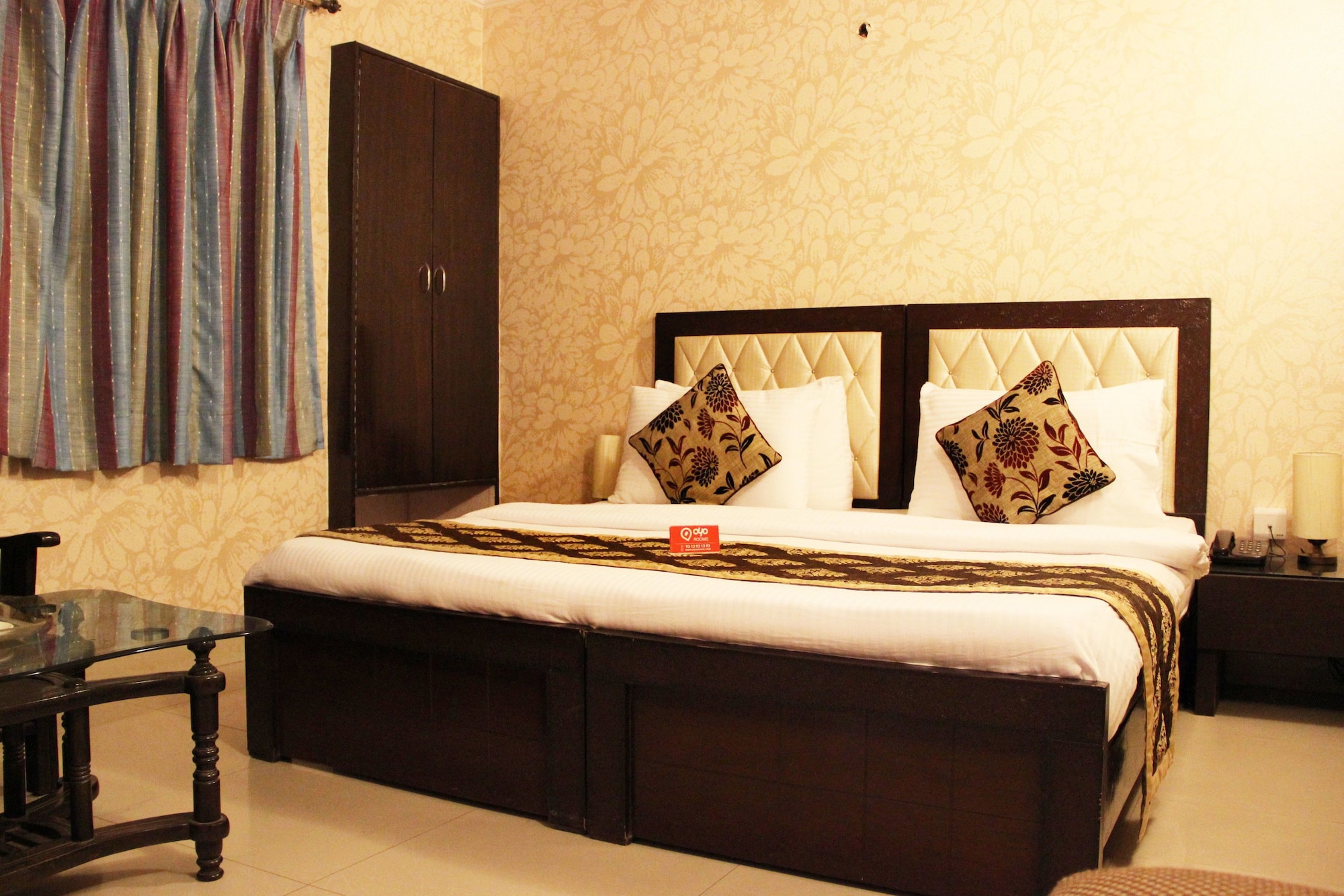 ROOM, DOUBLE OR TWIN BED