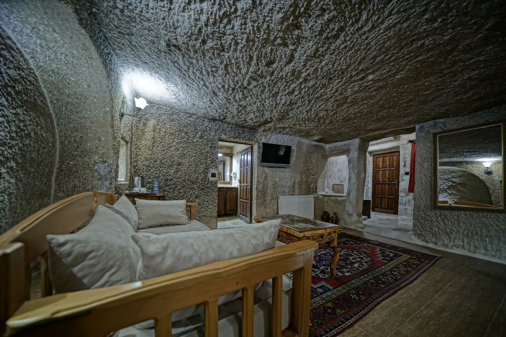Holiday Cave Hotel 55/81