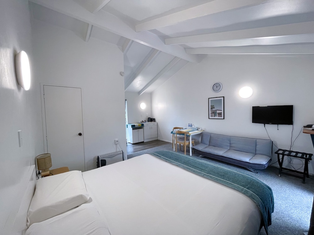 BASIC, STUDIO, DOUBLE BED
