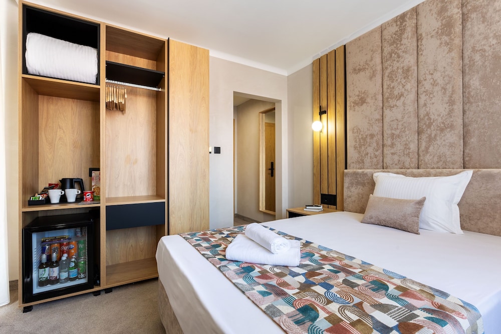 Comfort, Queen Bed
