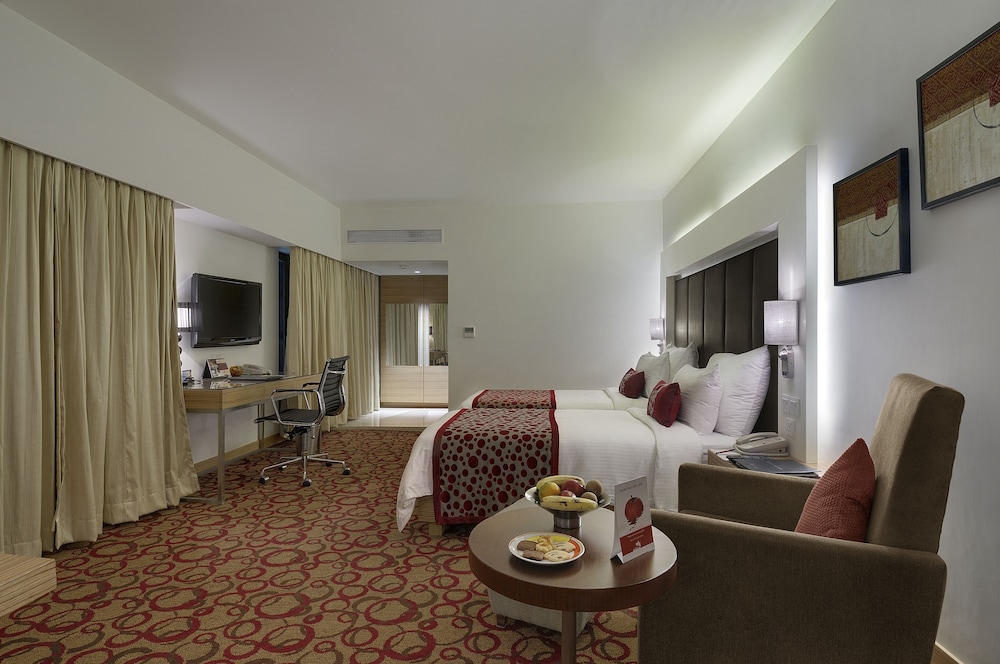 Pride Plaza Hotel Ahmedabad 27/36