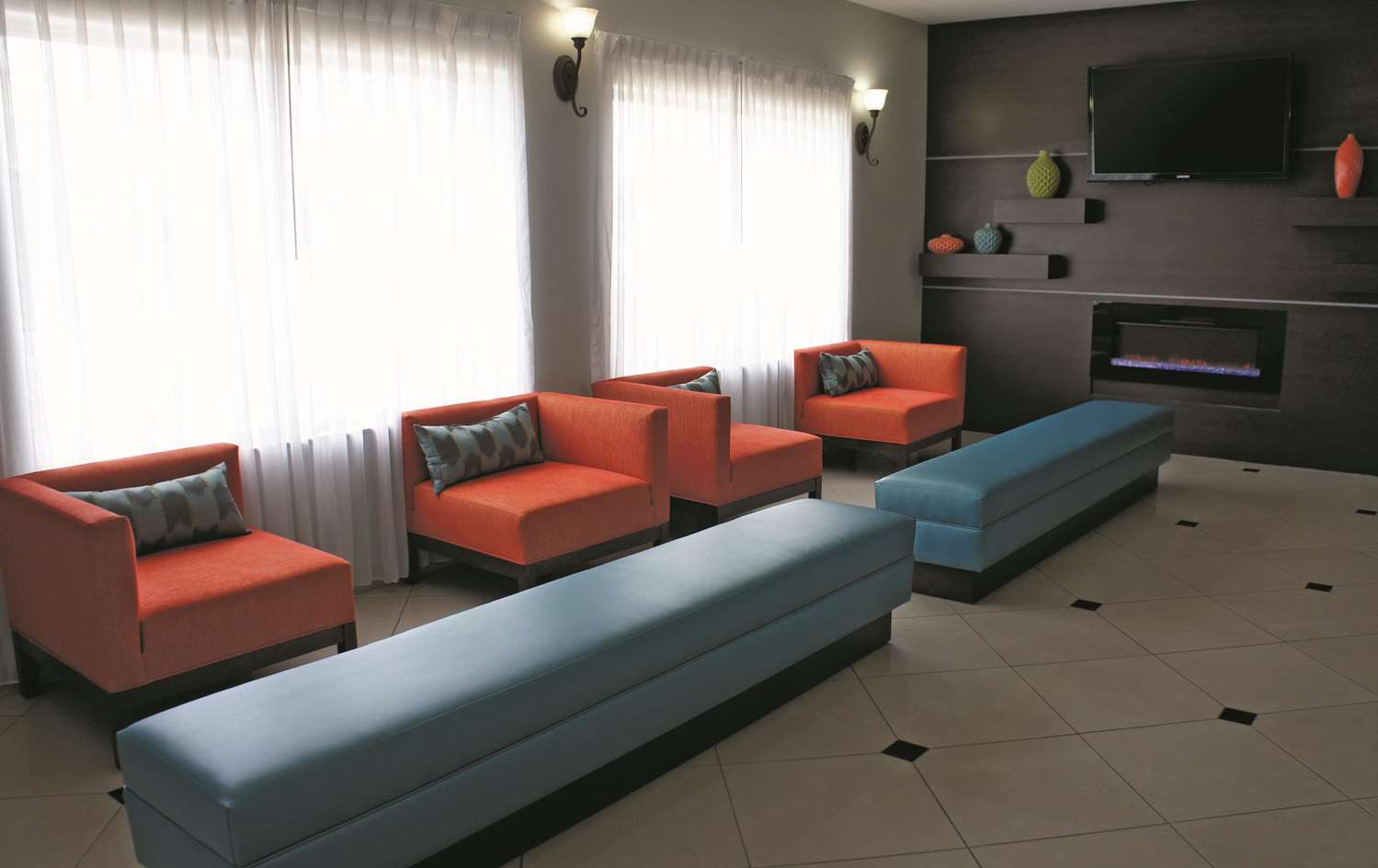 La Quinta Inn & Suites by Wyndham Orange 34/56