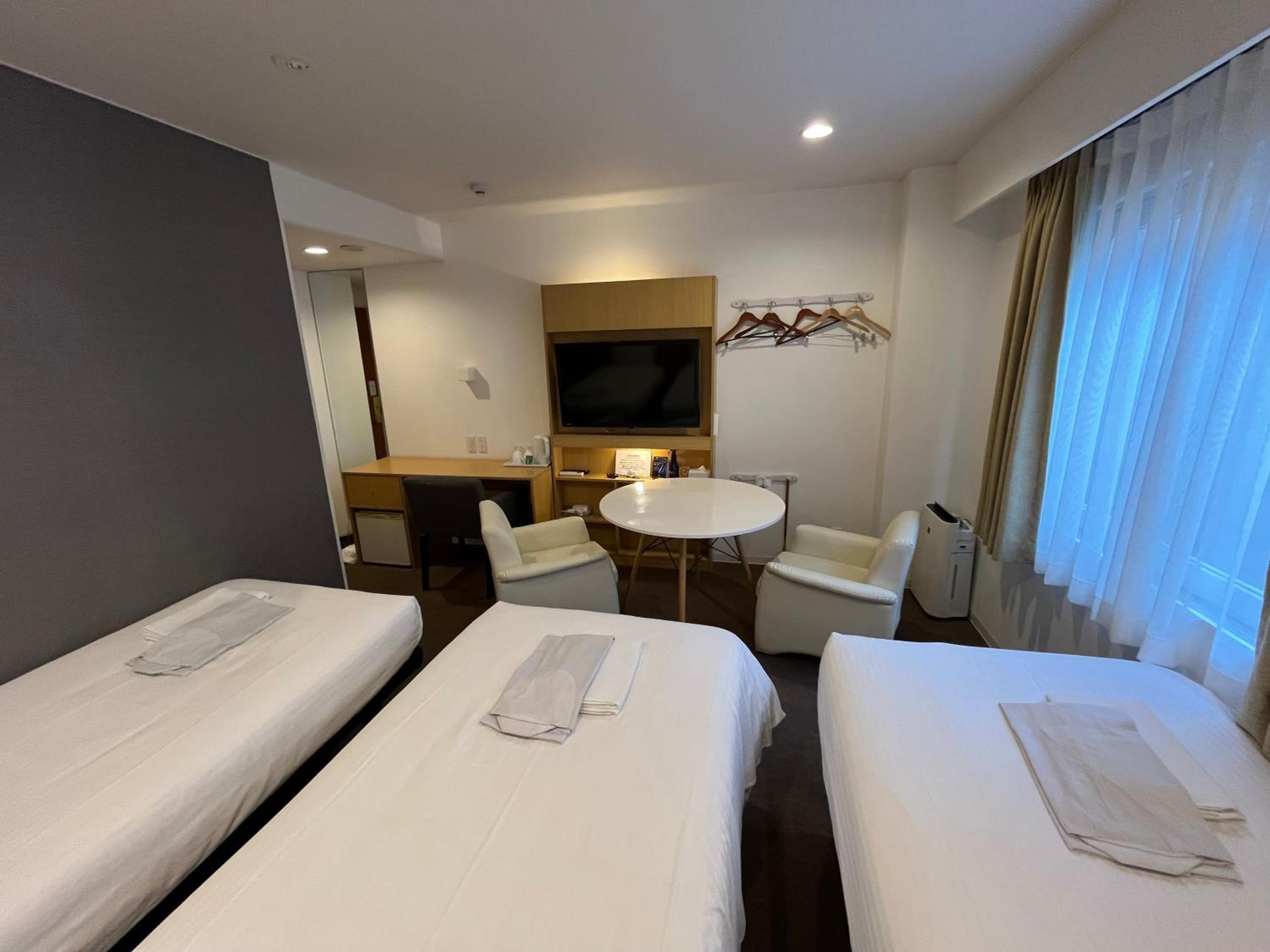 Room, Triple