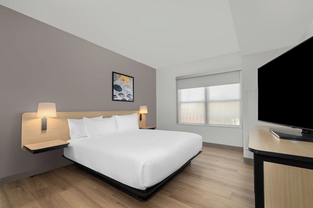 Suite, King Bed, Sofa, Accessible
