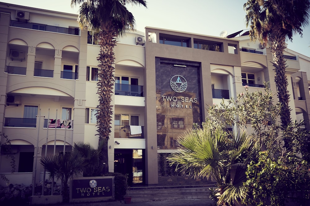 Two Seas Hotel 9/50