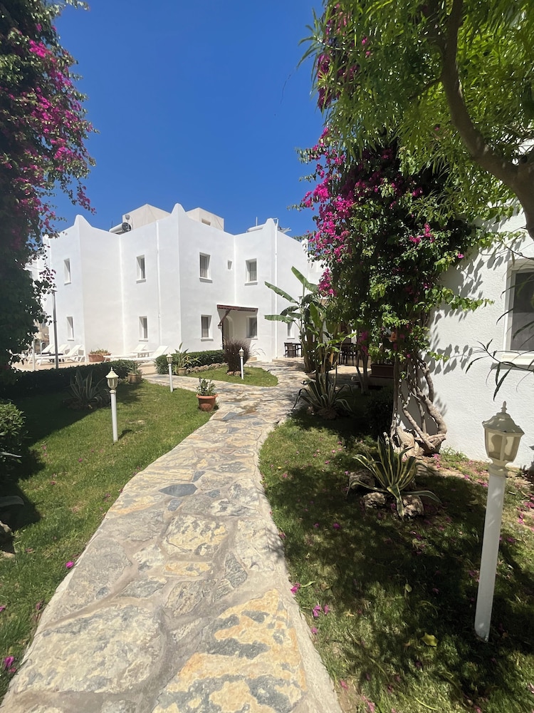 Canna Garden Hotel 42/47