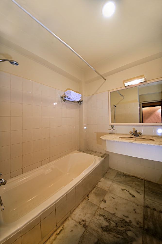 Nirvana Boutique Hotel 48/50