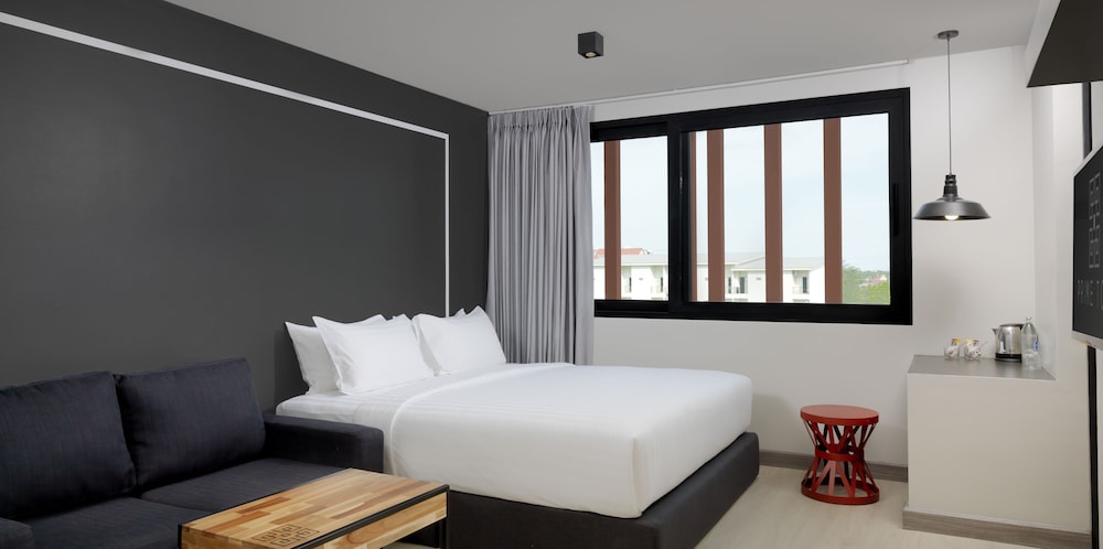 Superior Pool View (King Size Bed )