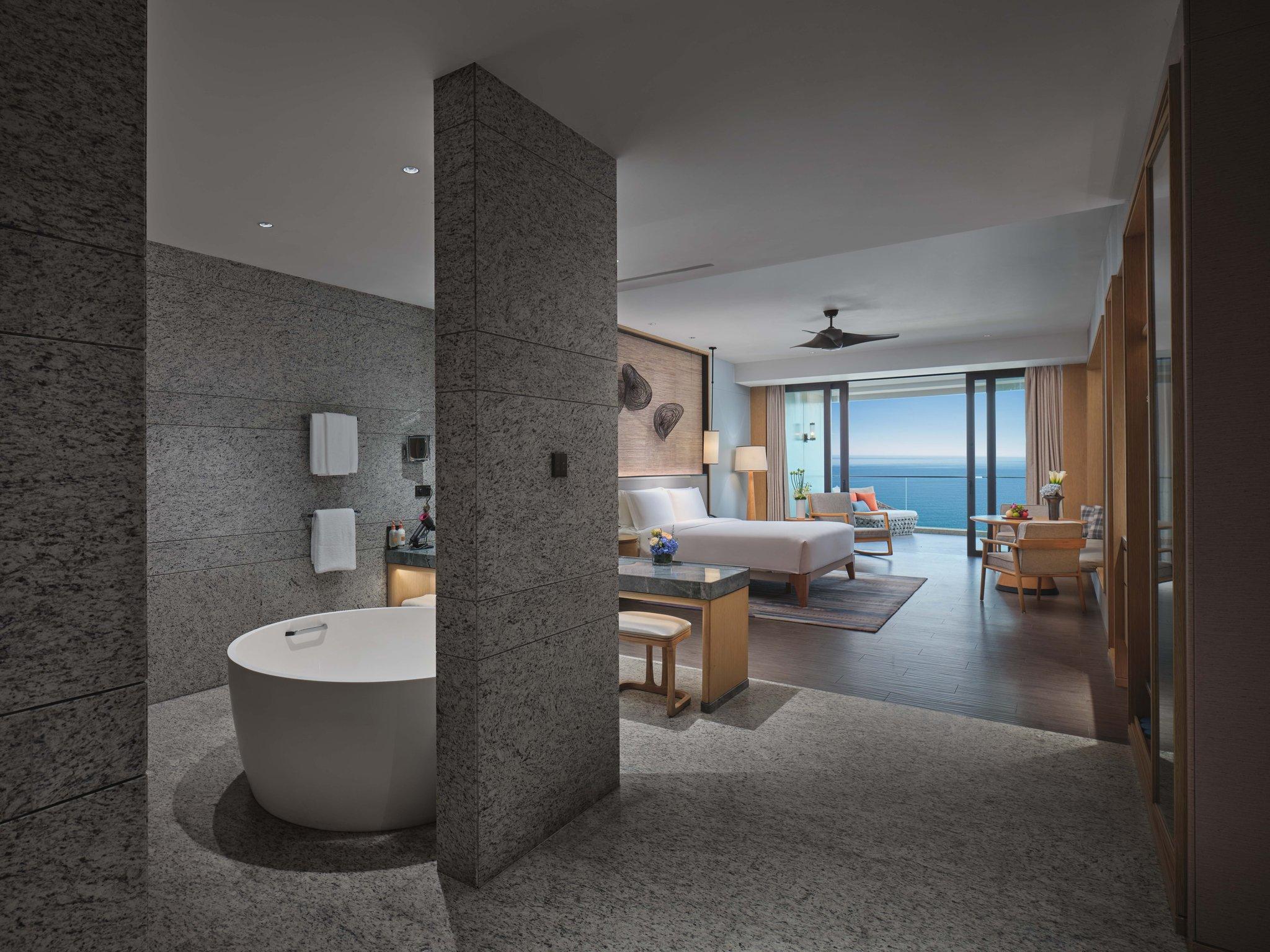 Standard, King Bed, Ocean Front, Lounge Access