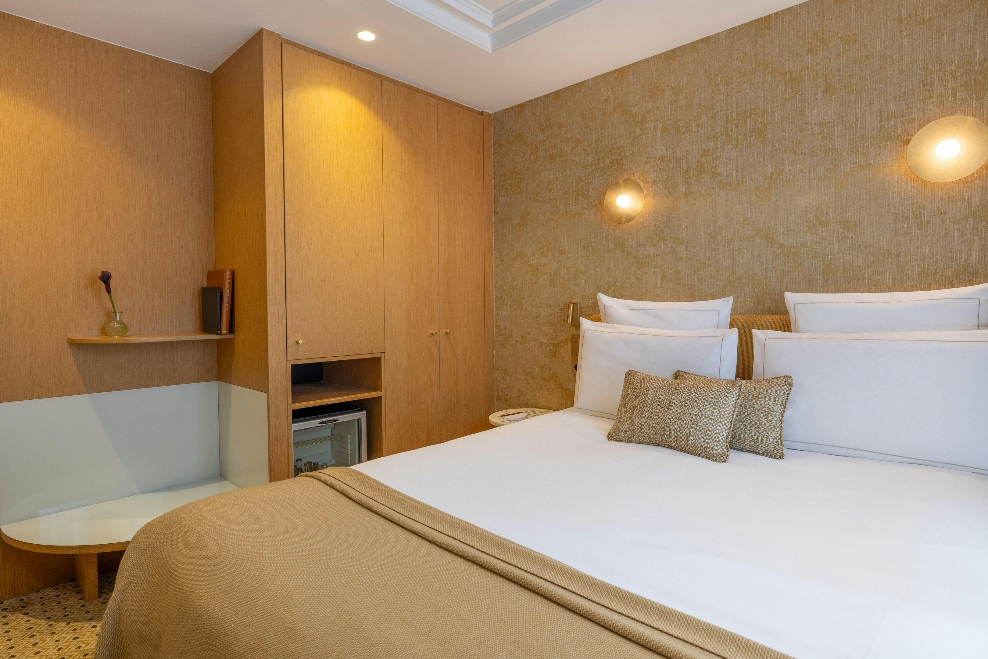 Madison Hotel 30/76
