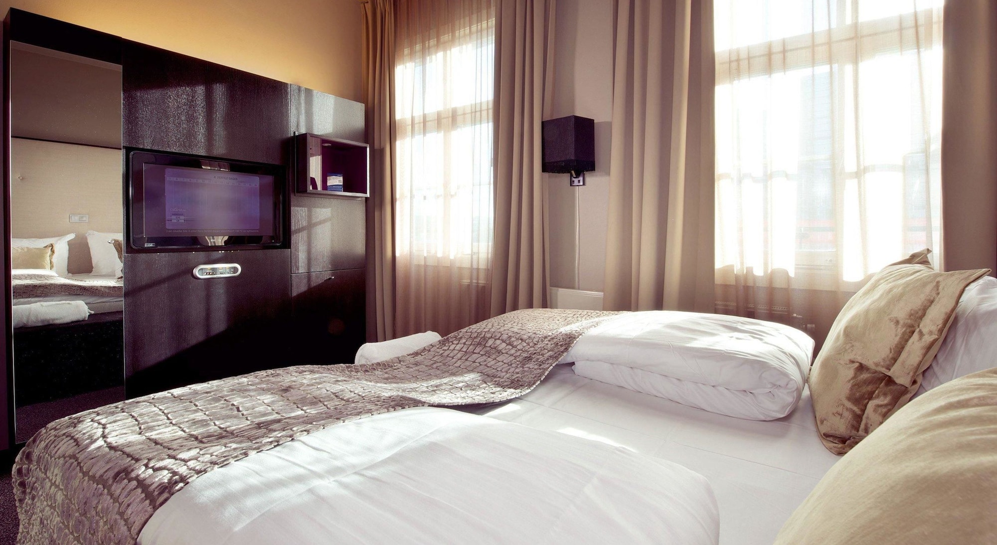 DELUXE, QUEEN BED
