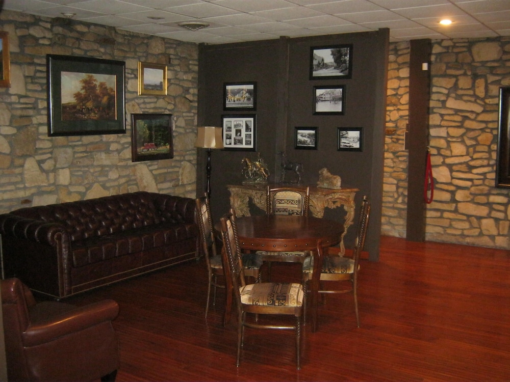 The Old English Inn 42/57