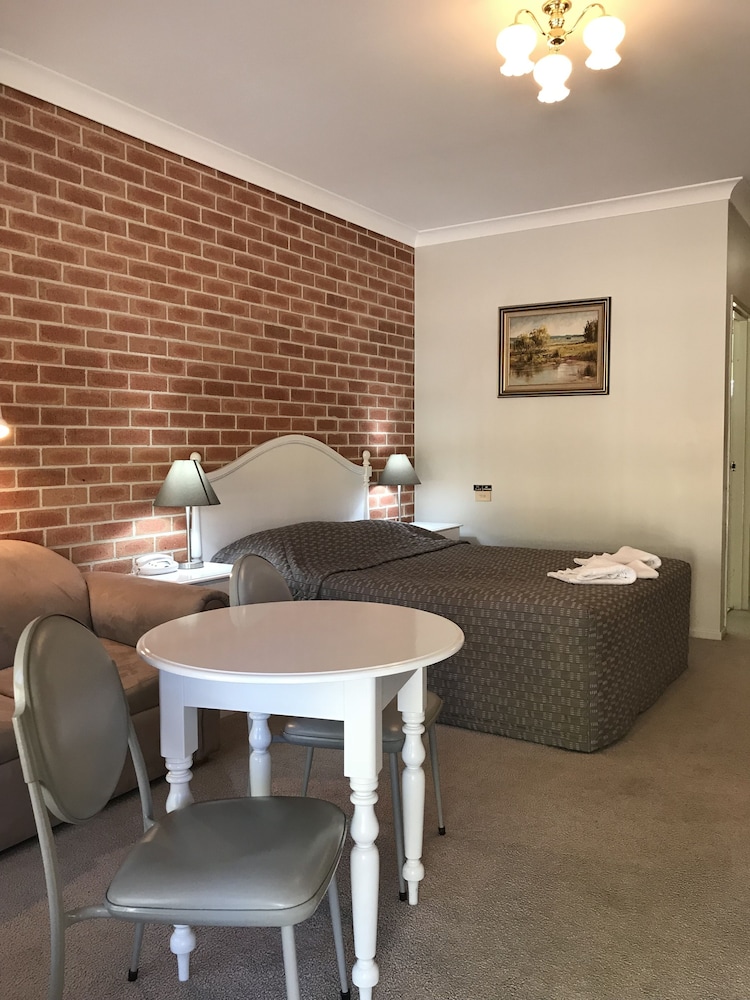 Country Gardens Motor Inn 31/33