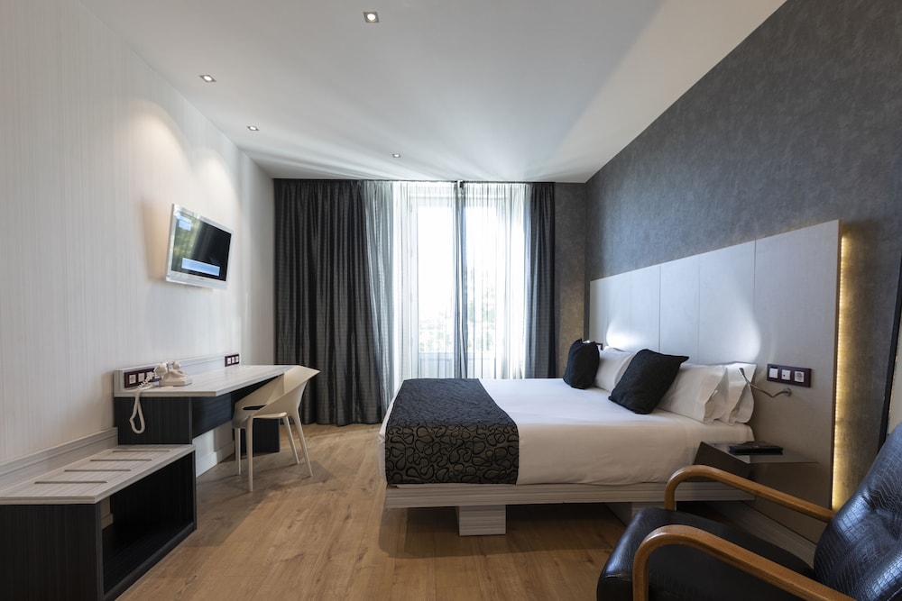 ROOM, QUADRUPLE