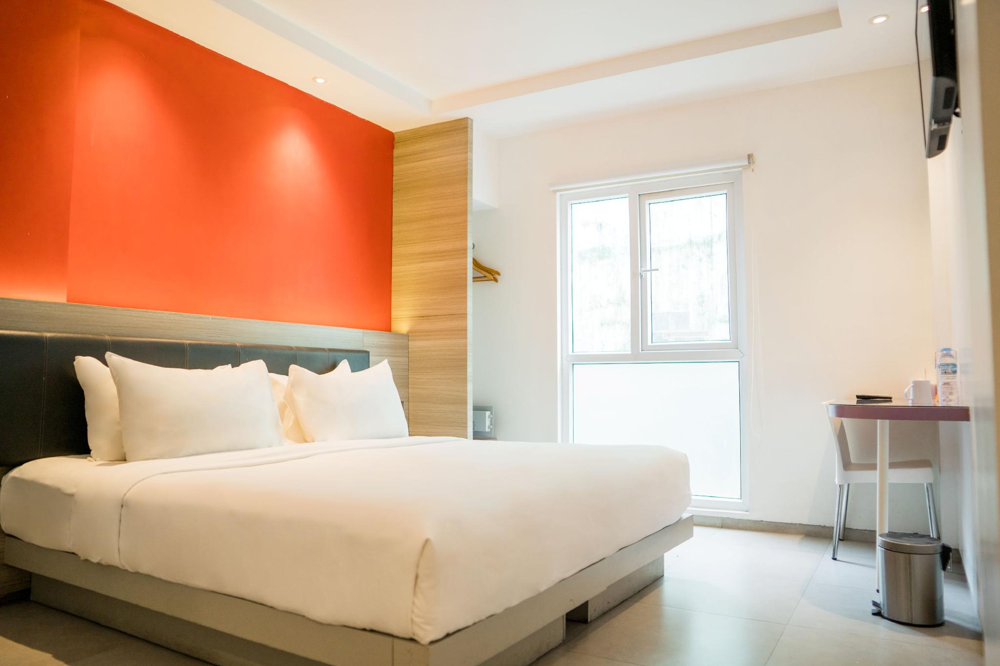 Smart, Hollywood, Double Bed