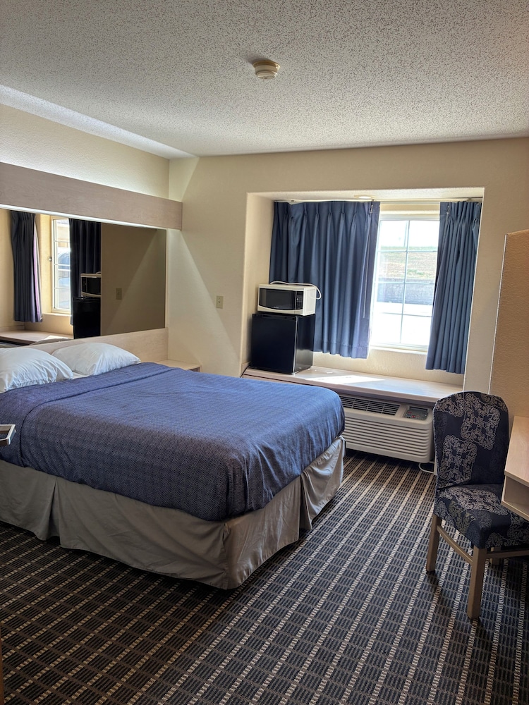 Basic, Single, Queen Bed, Travelodge by Wyndham Chadron 3/8