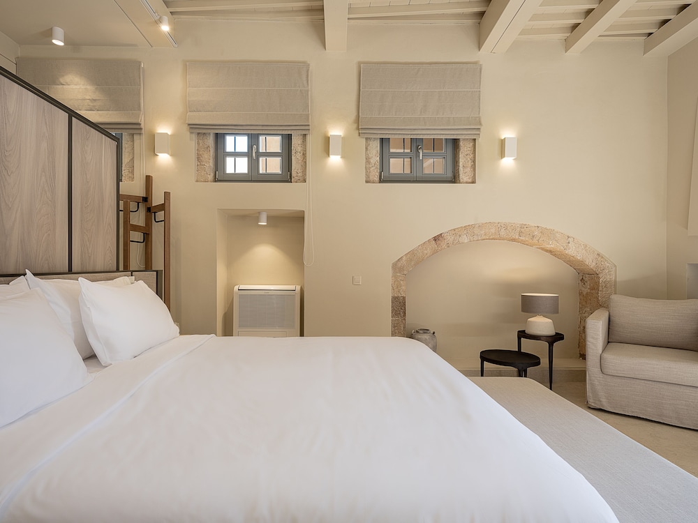 AZADE, RESIDENCE