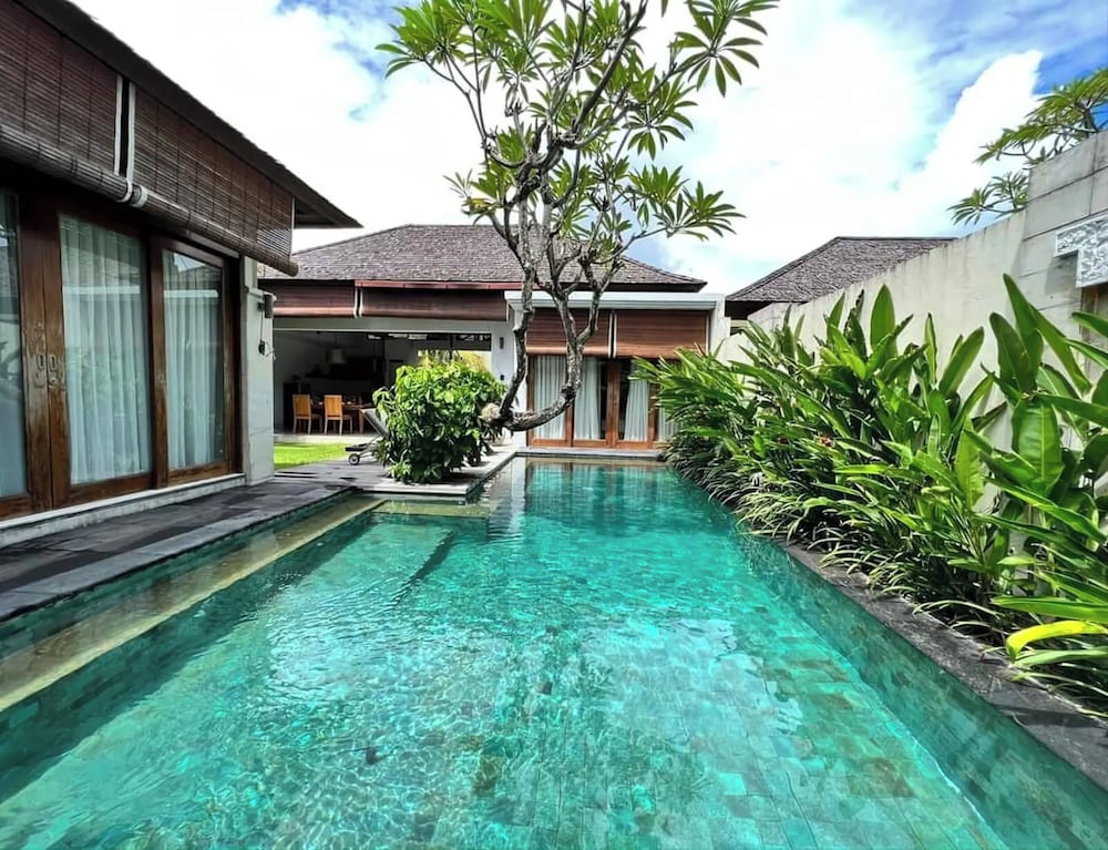 PRADHA VILLAS SEMINYAK 56/63