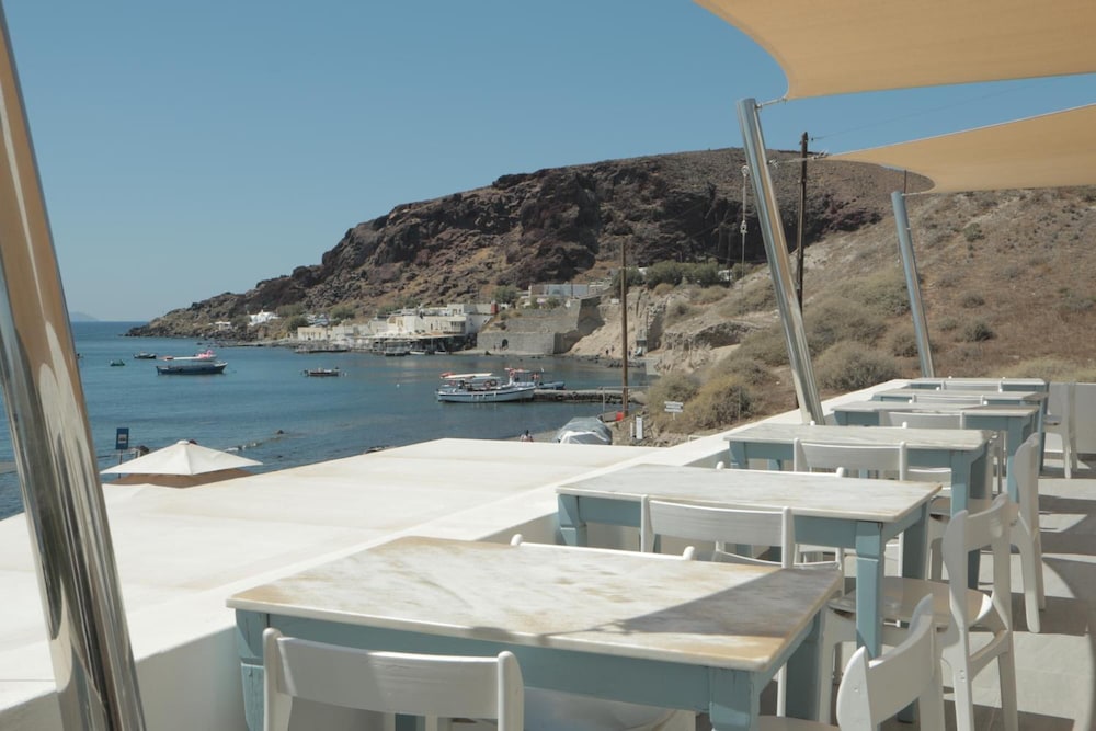 Akrotiri Hotel 20/50