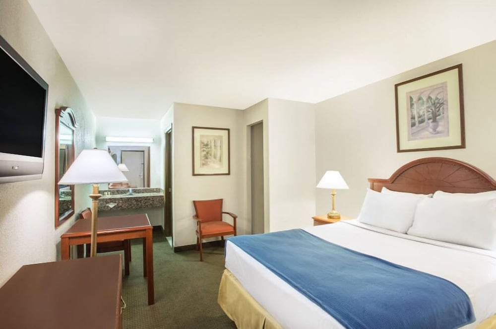 Days Inn & Suites by Wyndham Laurel Near Fort Meade 8/37