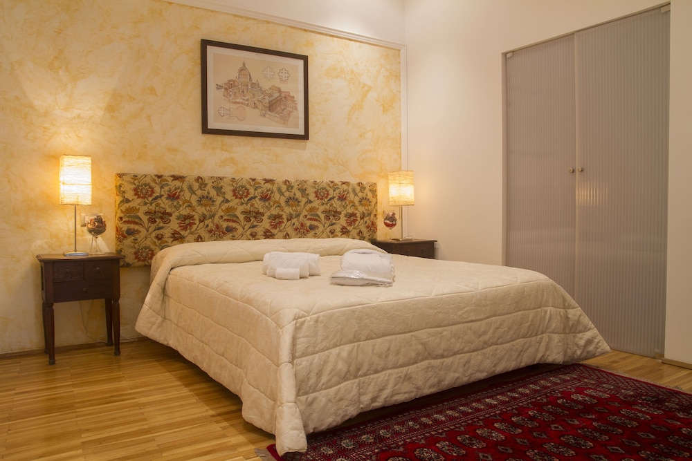 PRINCE RESIDENCE(FORMERLY VESUVIO PRICE RESIDENCE APARTHOTEL) 11/75