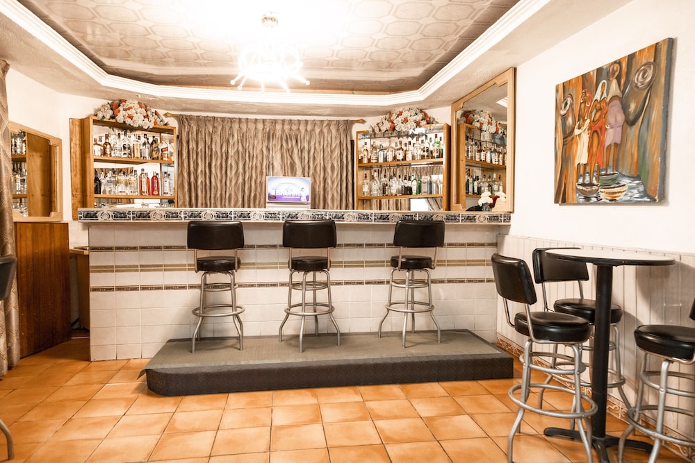Hill View Hotel West Airport 6/68