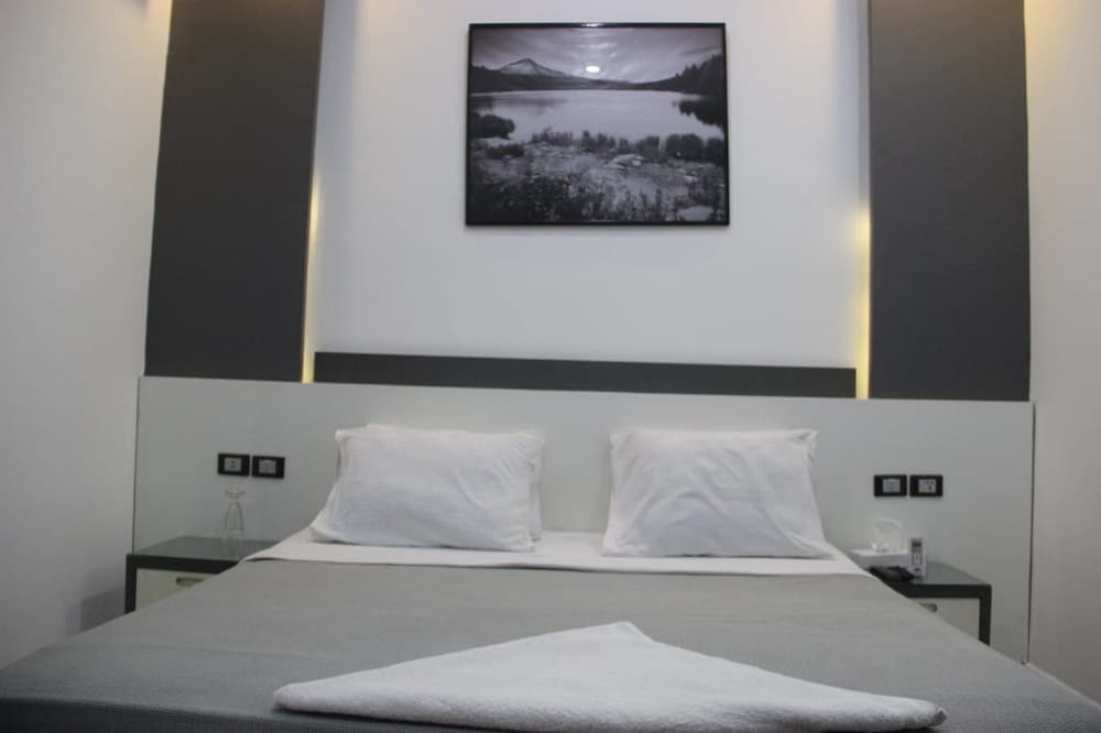 Azar Hotel 14/24