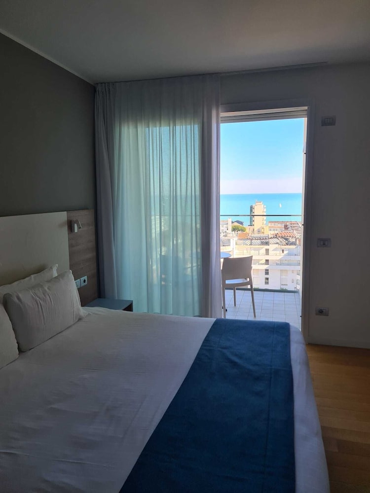 GRAND, DOUBLE BED, SEA VIEW