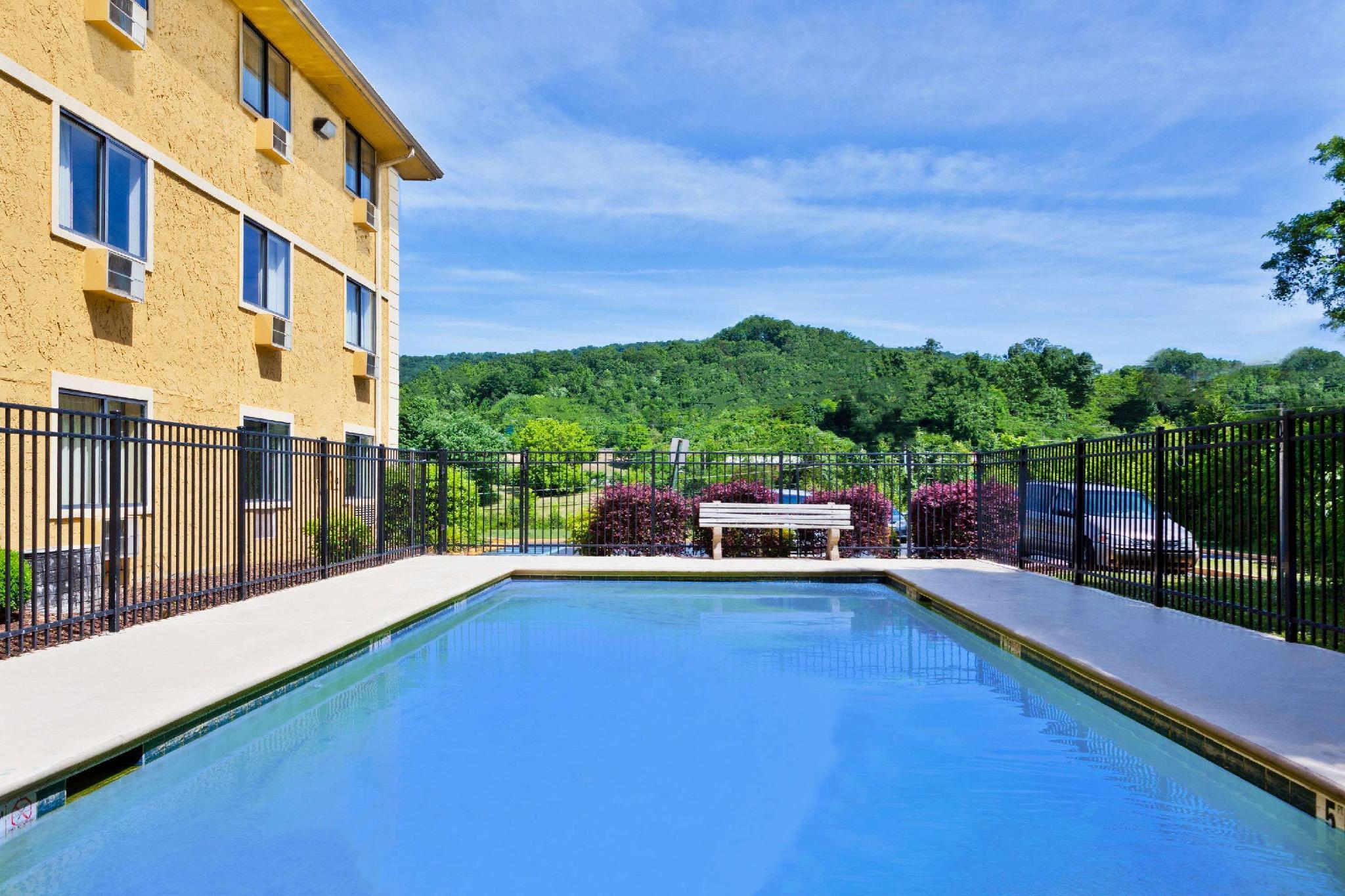 Super 8 By Wyndham Chattanooga Lookout Mountain Tn 18/21