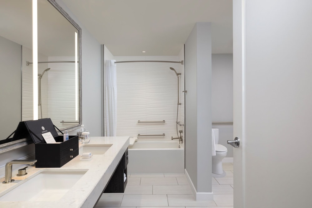 Suite, 5 King Beds, Accessible 5/5