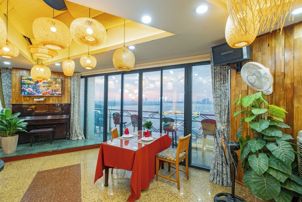 Sunset Westlake Hanoi Hotel 56/74