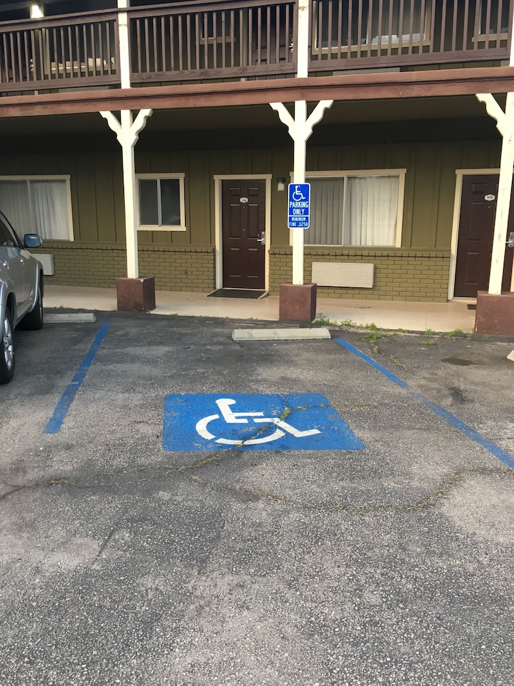 Vino Inn & Suites (ex Rancho Tee Motel) 35/63