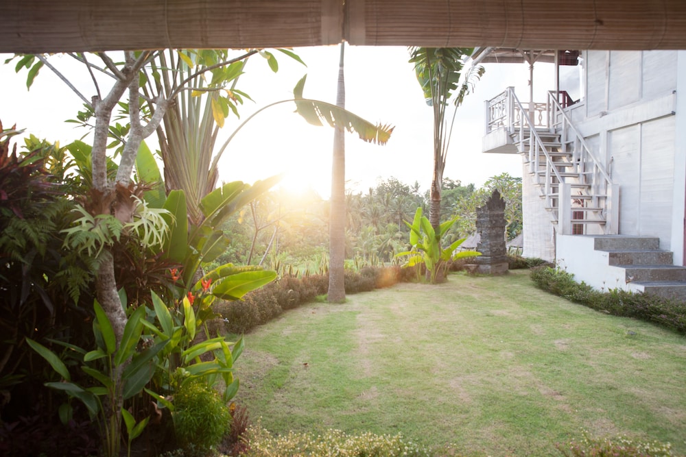 B Saya Villa And Restaurant 35/50