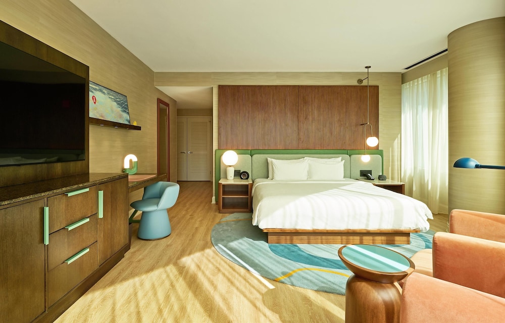 ROOM, KING BED, CORNER