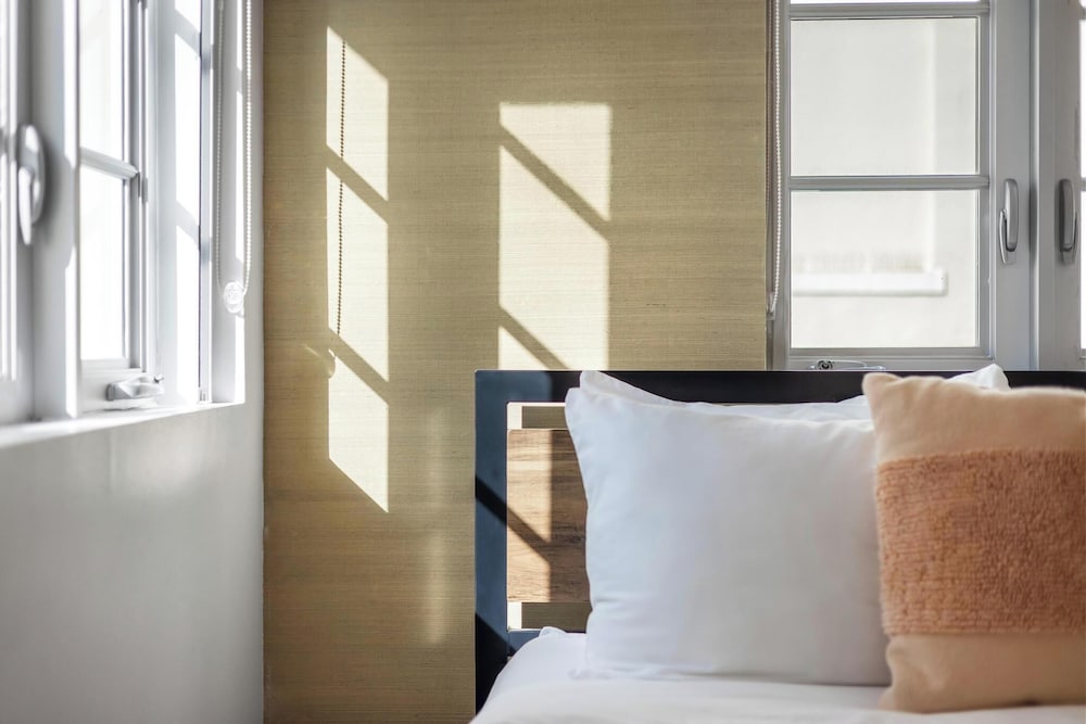 Luxuri Suites 25/50