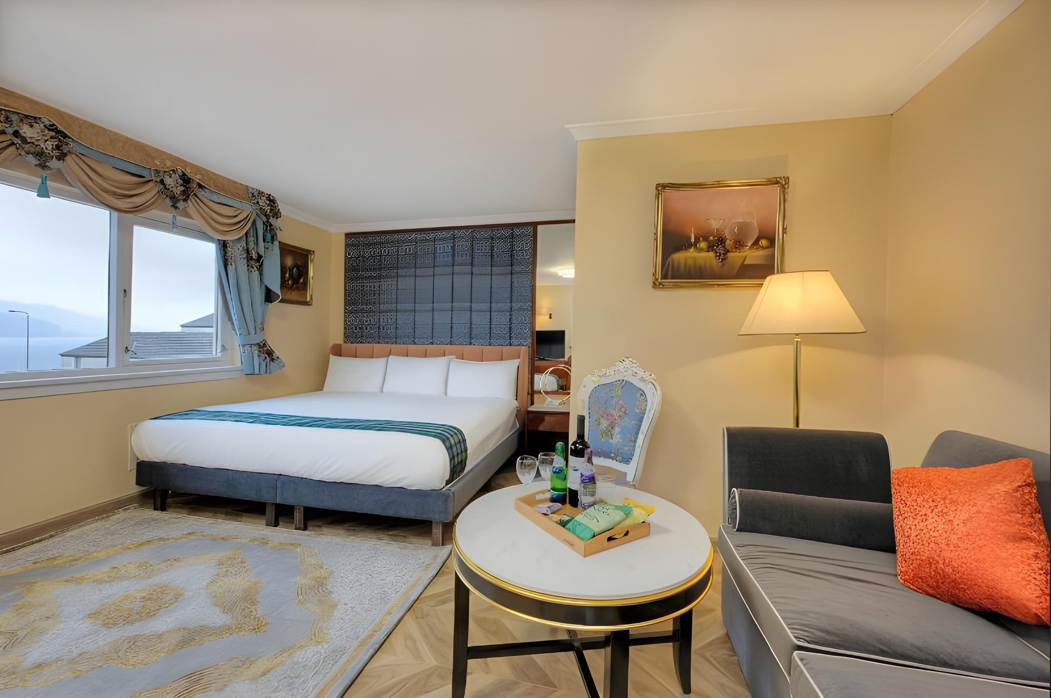 Junior Suite, Double Bed, Loch View