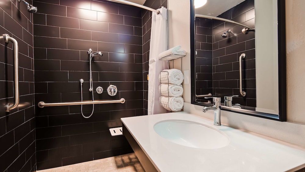 Best Western Plus New Barstow Inn & Suites 16/34