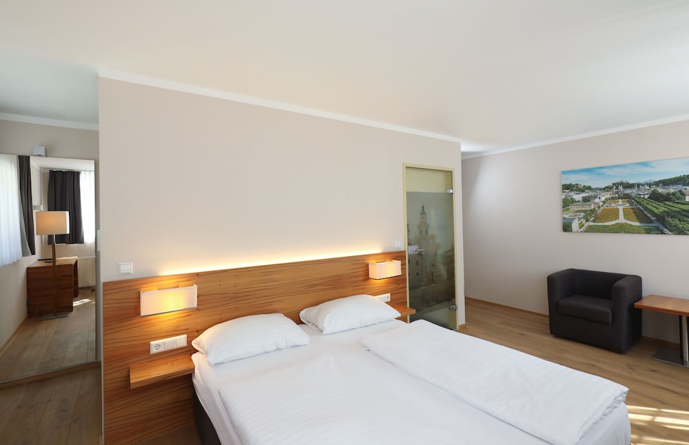 SUPERIOR, QUEEN BED