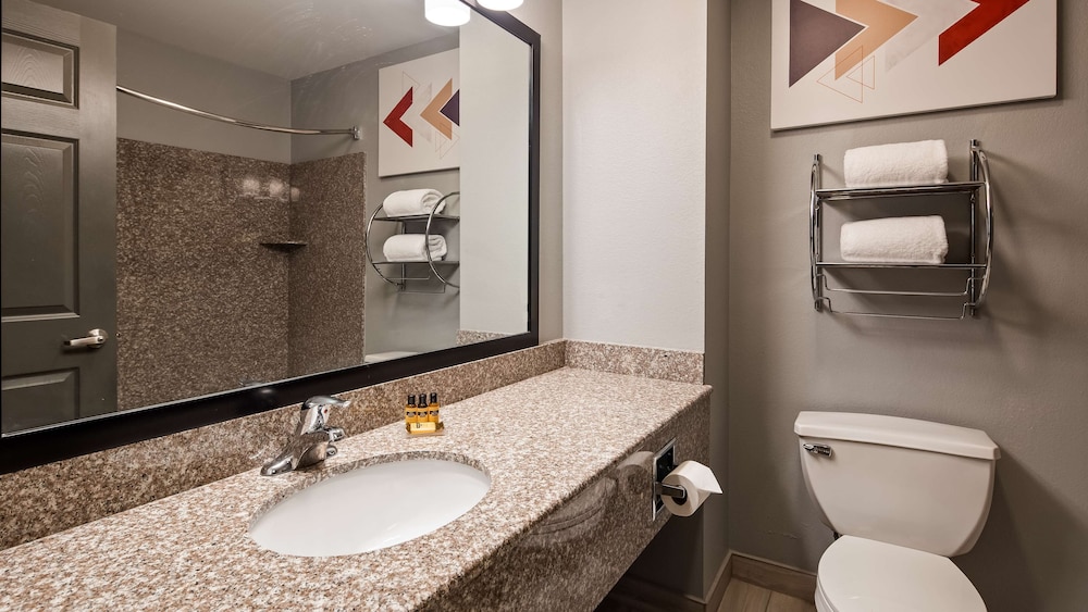 Best Western Plus New Cumberland Inn & Suites 8/35