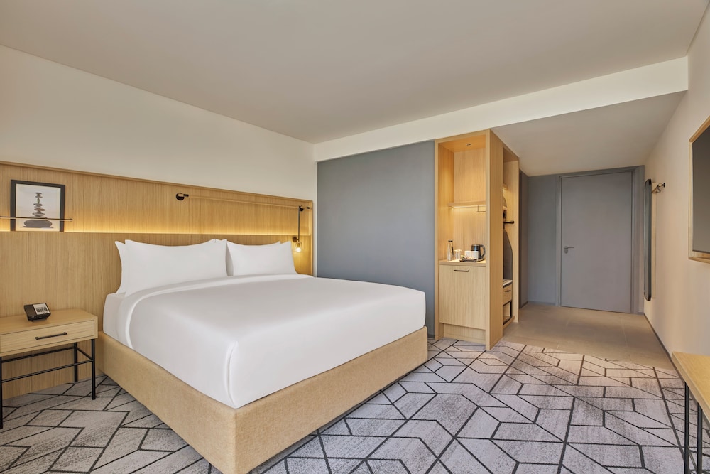 Deluxe, King Bed, Pool View, Hilton Garden Inn Bengaluru Embassy Tech Village 3/6