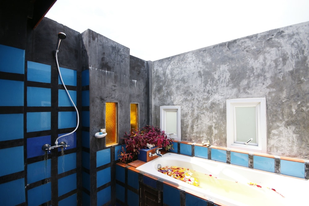 Sea Breeze Resort 67/68