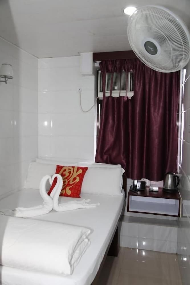 Pay-Less Guest House 18/50